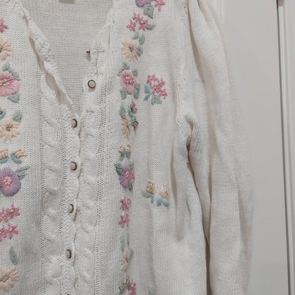 Pastel Floral Embroidered Cardigan with Pearl Buttons and Puff Sleeves Large - Picture 6 of 9